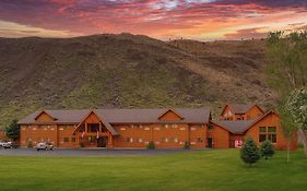 Yellowstone Village Inn And Suites